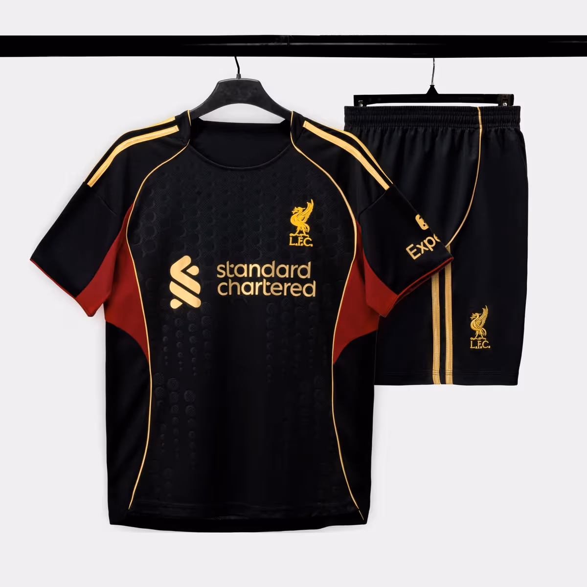 Bộ Quần Áo Bóng Đá Strivend Liverpool Đen Đồng Design SS26