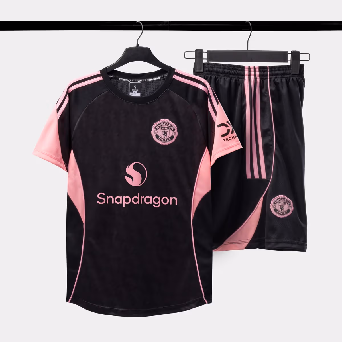 Bộ Quần Áo Bóng Đá Strivend Manchester United Đen Hồng Design SS26