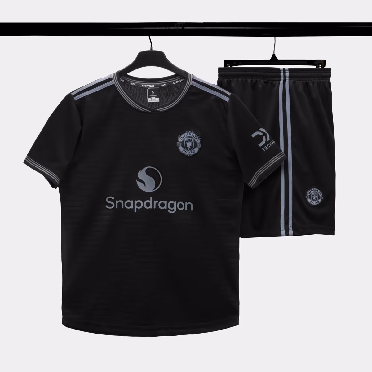 Bộ Quần Áo Bóng Đá Strivend Manchester United Đen Xám Design SS26