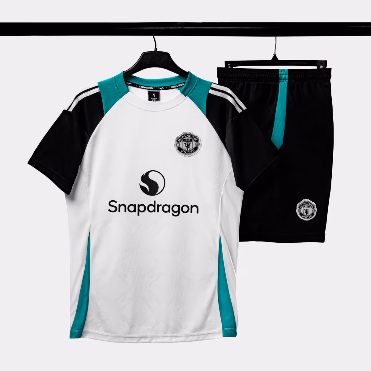 Bộ Quần Áo Bóng Đá Strivend Manchester United Trắng Xanh Lý Design SS26