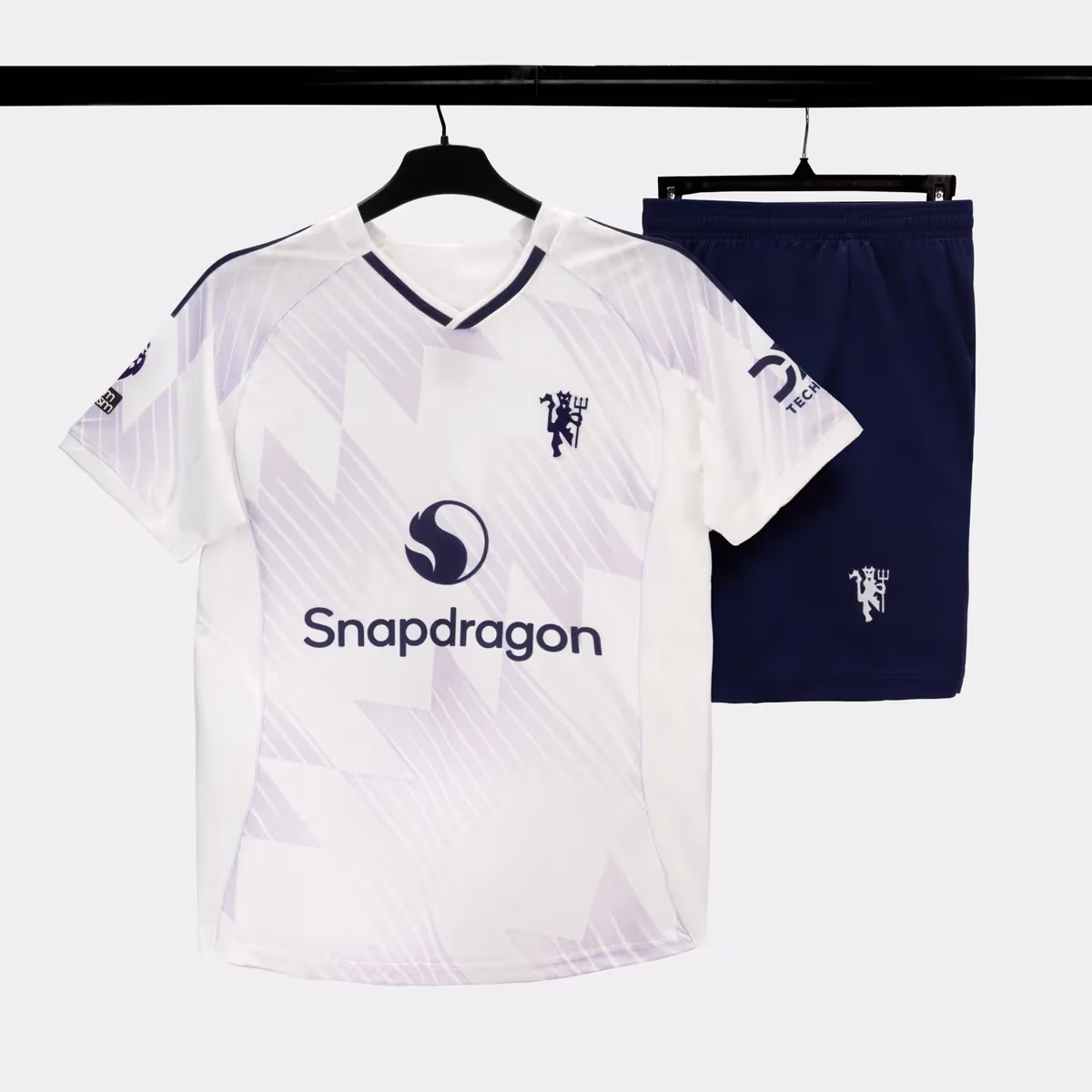 Bộ Quần Áo Bóng Đá Strivend Manchester United Trắng Tím Away SS26